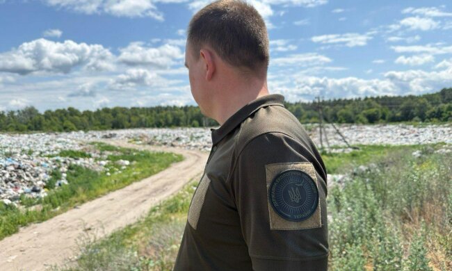 Комунальне підприємство влаштувало "сміттєвий рецидив" під Києвом: знову зливали відходи просто неба
