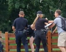 Випивша жінка затіяла бійку з поліцейськими, відео: не могли "скрутити" вчотирьох