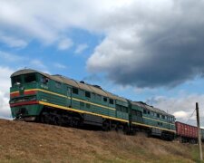 Поезд слетел с рельсов и загорелся в Одессе: появилось видео с места аварии