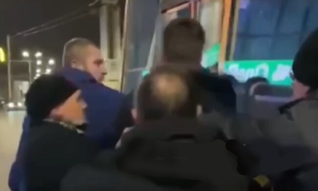 "Зайвого" пасажира маршрутки побили і залишили на зупинці: кадри розбірок