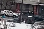 В Киеве мужчина выпал из окна многоэтажки: детали и видео с места трагедии