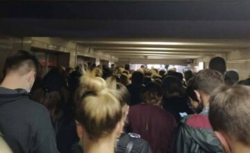 Люди устроили давку из-за "работы" метро в Киеве, фото: "Огромная толпа и никакой дистанции"