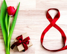 Holidays_March_8_Tulips_Red_Gifts_Bowknot_515577_1365x1024