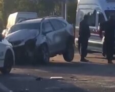 Lexus на повному ходу протаранив авто з військовими, багато постраждалих: кадри масштабної ДТП під Одесою