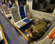 В сети возмутились отношением пассажиров к новой электричке Укрзализныци: "ложатся на сиденье в обуви"