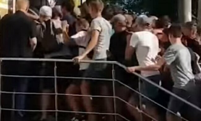 Дніпряни "пішли штурмом" на секонд-хенд, кадри: "летять огорожі, всі штовхаються, звучить лайка..."