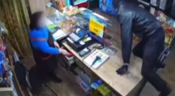 В Киеве продавщице угрожали ножом и вынесли кассу: "пошли в ломбард выкупать собственный телефон"