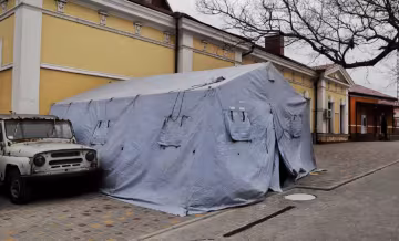 Хворих коронавірусом одеситів будуть приймати на вулиці: показові фото