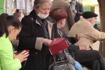 зупинка, люди в масках, українці на вулиці