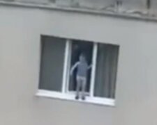 4-річна дитина прогулялася по підвіконню на дев'ятому поверсі: відео моменту