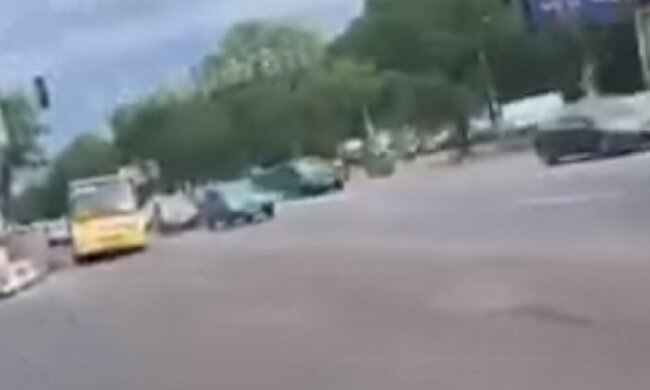 Оторвавшееся колесо маршрутки едва не зашибло людей в Киеве: видео ЧП