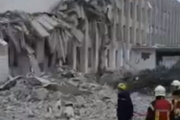 Оккупанты нанесли авиаудар по школе в Житомире: половины здания уже нет, видео