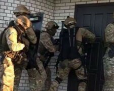 Копів підняли по тривозі через банду грабіжників під Києвом, відео: "увірвалися в будинок і викрали..."