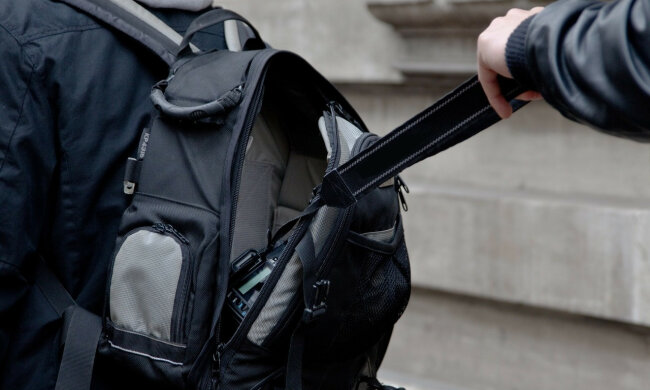 карманник. рюкзак, кража