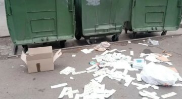 Гори контрацептивів знайшли біля вокзалу в Дніпрі: кадри "свинства"