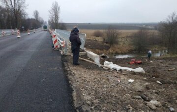 Жінка з дітьми впала в річку з моста через п'яного водія: кадри події на Одещині