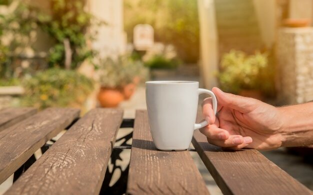 рука с чашкой