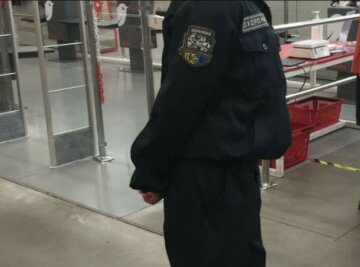 "Пришел с родителями": охранник супермаркета побил подростка, в дело вмешалась полиция