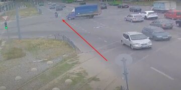 Летів на шаленій швидкості: відео ДТП вантажівки і мотоцикла в Харкові