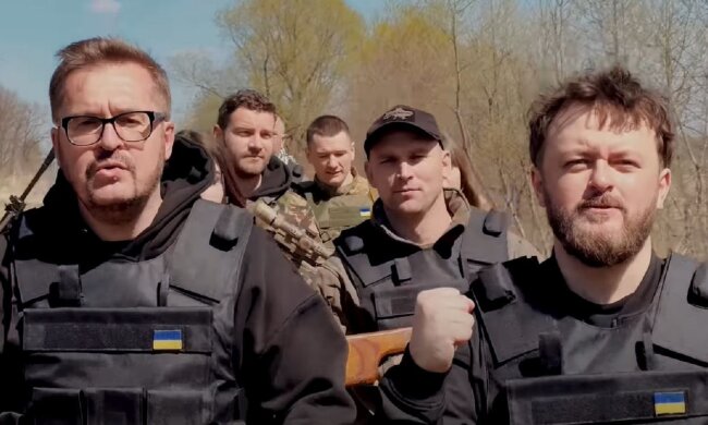 Дзидзьо, Пономарев, Кошевой и другие звезды повеселили украинцев, записав новый хит: "Пылает техника вражеская"