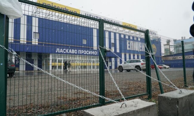 Нацкорпус заблокував «Епіцентр» у Києві та вимагає закриття незаконного гіпермаркету