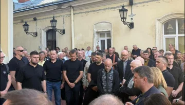 Вторые сутки к собору Святого Юра во Львове – бесконечный поток людей, пришедших попрощаться с Андреем Парубием