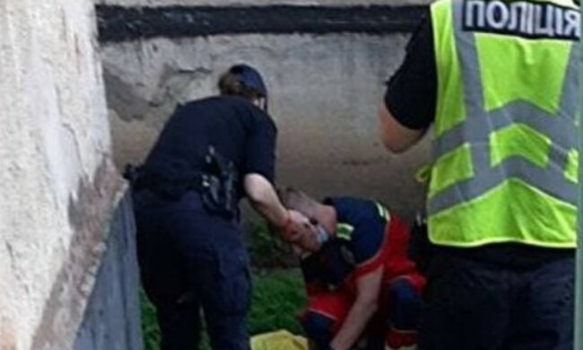 Пожилую харьковчанку нашли под окнами дома, женщина уже не дышала: "В руках держала..."