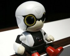 Японкам предложили усыновлять роботов