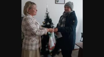 Матері загиблого в Україні військового РФ вручили пакет мандаринок та листівку: "велика компенсація"
