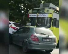 Троллейбус с пассажирами угодил в тройное ДТП в Одессе, есть пострадавшие: кадры аварии