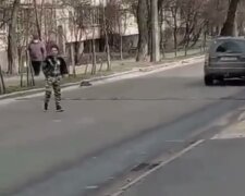В Киеве неадекватная женщина выбежала на дорогу, бросаясь под машины: на место съехалась полиция, видео