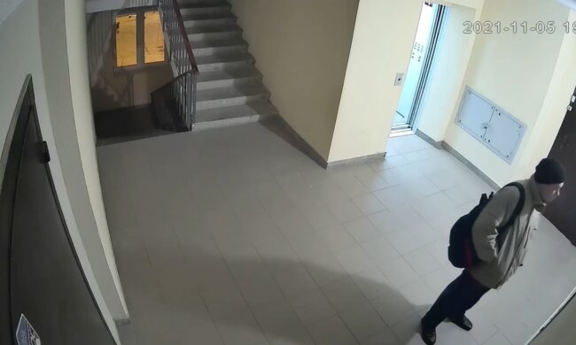 Підозріла людина ходить по домівках харків'ян, зроблено попередження: "робить вигляд, що дістає ключі"