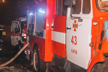Чоловік ледь не підірвав будинок у Києві, з'їхалися рятувальники: кадри ПП