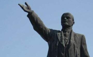 Спрятался от декоммунизации: в Харькове хотят убрать два последних монумента Ленина, адреса