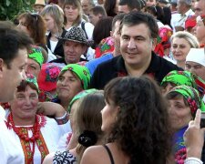 Саакашвили  танцевал и раздавал велосипеды в Кодыме (фото, видео)