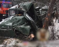 "Кабину совершенно изувечило": грузовик с бойцами ВСУ разбился в ДТП на Львовщине, детали и кадры с места ДТП
