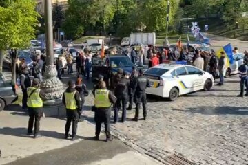 Ситуація під Кабміном загострюється, дороги перекриті, стягують поліцію: кадри масштабного бунту