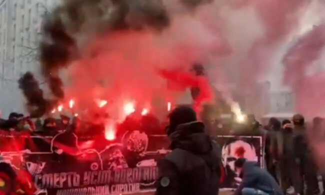 Украинцы выходят на акции протеста, поскольку не хотят мерзнуть в темноте, — эксперт