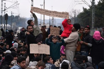 Греция начала эвакуацию мигрантов из главного лагеря на границе с Македонией