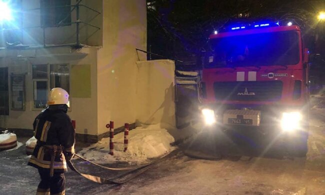 В Одессе пламя разбушевалось в кафе, спасателей подняли по тревоге: кадры ЧП