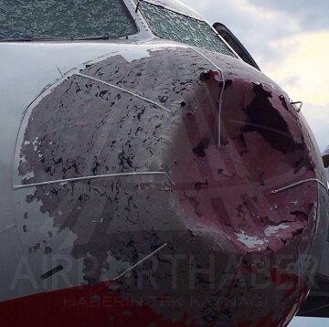 Як український пілот героїчно посадив аварійний літак наосліп (фото, відео)