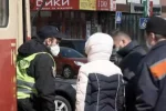 карантин, локдаун, українці в масках, пенсіонер, проїзд у транспорті, поліція