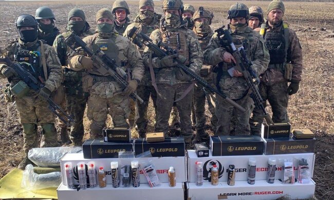 Волонтери Юрій Голик та Олександр Карпюк підтримали українських військових: передано снайперські гвинтівки