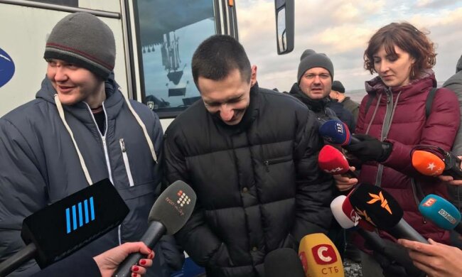 Зустріч полонених у «Борисполі» затягується: що сталося