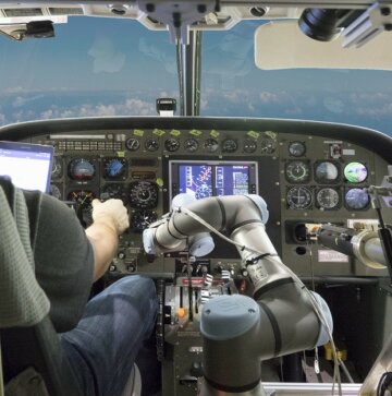 Американцы испытали беспилотную систему управления самолетом (видео)