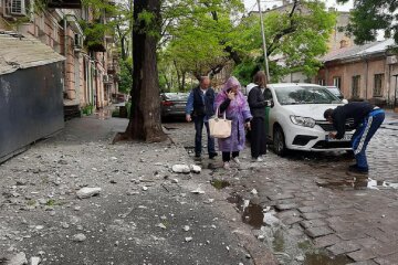 Жилой дом разрушается в центре Одессы, камни летят во все стороны: рядом школа и не только