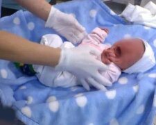 В Киеве горе-мать бросила новорожденную дочь: "Даже не была отсоединена от плаценты"