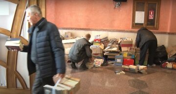 Зроблять туалетний папір та стаканчики: російським книгам знайшли застосування у Луцьку, відео
