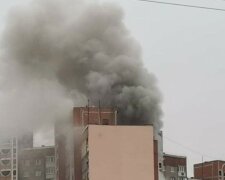 Багатоповерхівку в Києві охопила пожежа, людей терміново евакуювали на вулицю: "затягнуло сильним димом"