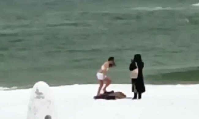 Екстремальні купання молодої одеситки в штормящому морі зняли на відео: "сніг і холод не перешкода"